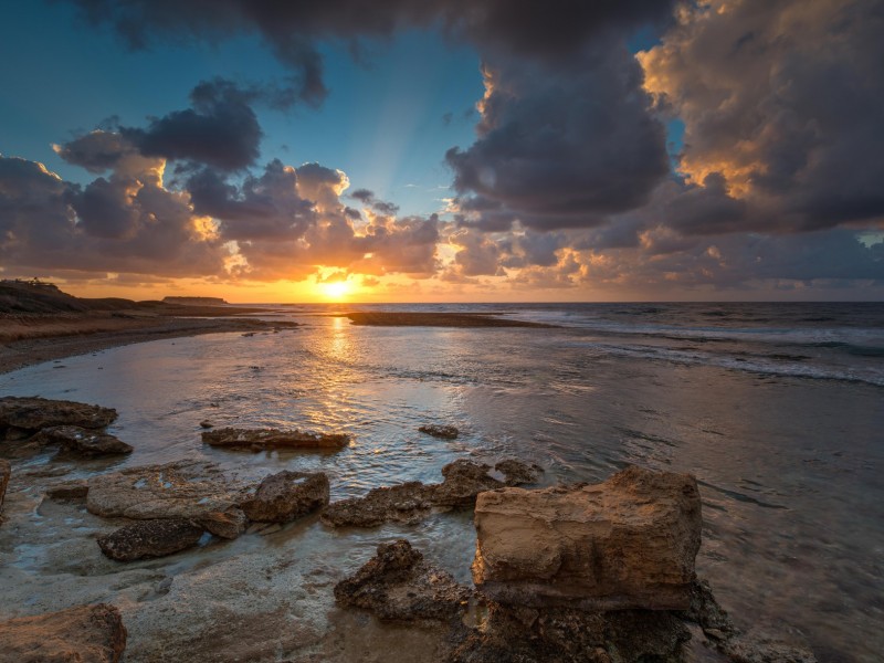 历史
塞浦路斯岛拥有丰富的历史和文化，充满乐趣和激动人心的机遇。每个城市都以其美丽的海滩和清澈的海水而闻名，每个城市都有自己的美并展示着壮丽的一角。塞浦路斯拥有精致的自然风景和多样化的景观，也是欧洲最温暖的气候之一，冬季温和，夏季炎热。塞浦路斯是世界上历史最悠久的国家之一，其历史可以追溯到公元前七世纪。首先是迈锡尼希腊人的到来，随后是亚该亚希腊人的到来，他们赋予了塞浦路斯典型的希腊特色。&nbsp;
