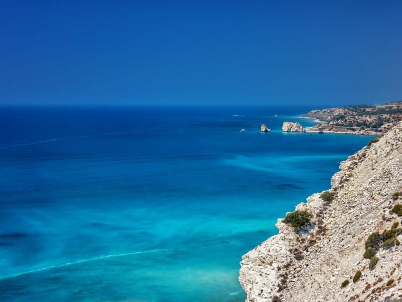 
帕福斯
帕福斯气候宜人，并拥有岛上大部分的考古遗址。帕福斯坐拥&ldquo;阿卡马斯（The Akamas）&rdquo;自然保护区，已成为最有趣的城镇。塞浦路斯人民是地中海地区许多贸易民族的混合体。塞浦路斯人民对外国人开放、坦诚、友好。他们也是精明的商人。他们将热烈欢迎您，始终让您在岛上有宾至如归的感觉。帕福斯也成为吸引投资者和企业家的焦点，这些投资者和企业家主要来自欧洲，但也有来自第三国的国民。&nbsp;
