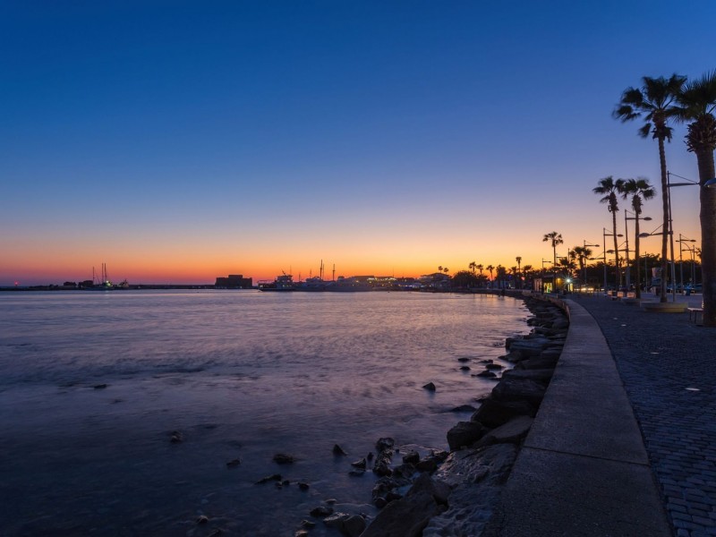 
教育
塞浦路斯拥有高水平的教育。中小学和大学具有高水平的学科教育。岛上拥有数所国际学校，帕福斯市内的国际学校也具有很高的水准。岛上的主要宗教是希腊东正教。岛上遍地都是风景如画的历史建筑和新建的教堂。
